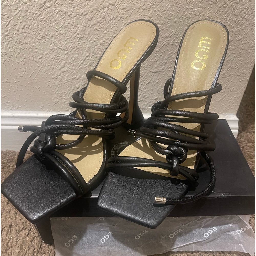 Black heeled sandals. Square toe.
